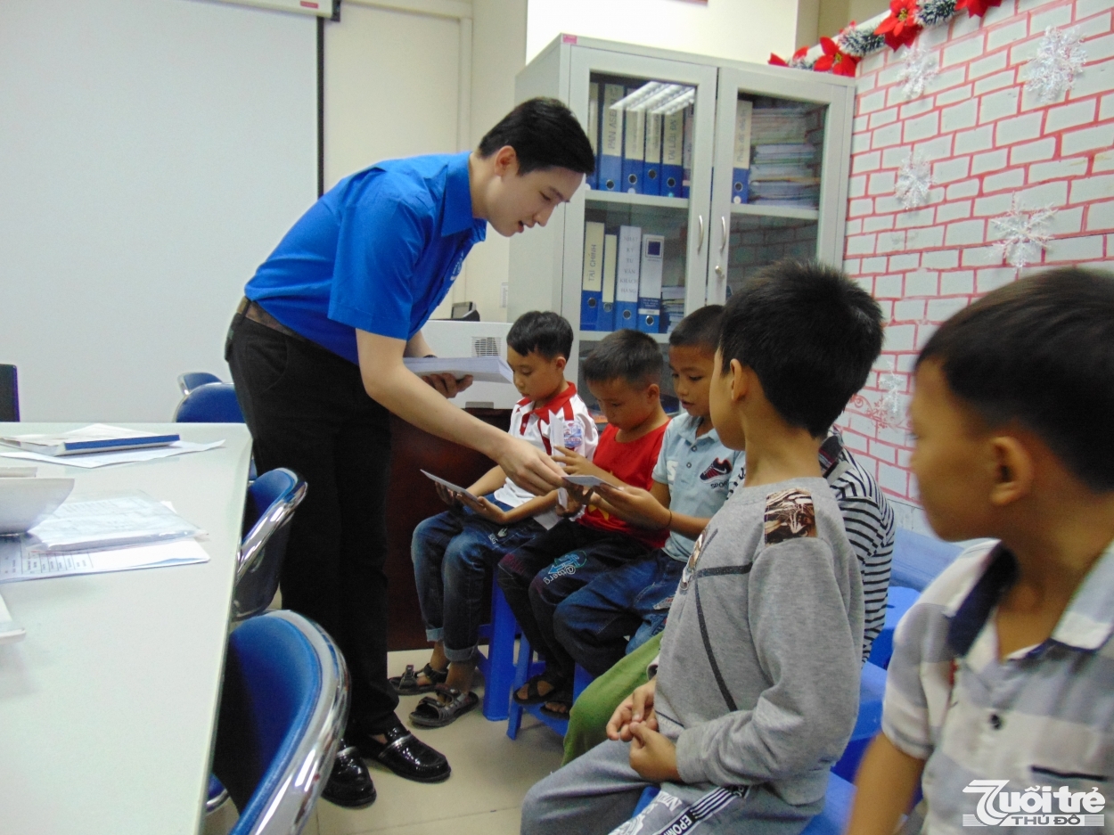 Đồng chí Đào Đức Việt, Bí thư Đoàn Thanh niên Tổng Công ty Du lịch Hà Nội tặng quà cho các bệnh nhi