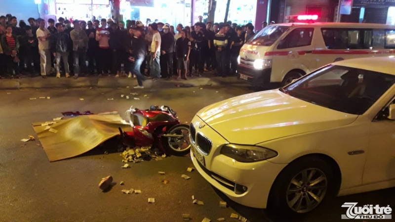 sau vú va chạm với siêu xe BMW, người phụ nữ điều khiển xe máy đã bị chiếc xe bus cán qua người khiến nạn nhân tử vong tại chỗ ( ảnh Phú Đô)