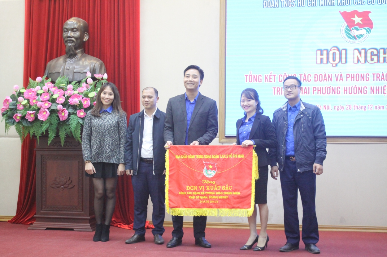 Đồng chí Nguyễn Đức Tiến, Phó Bí thư Thành đoàn Hà Nội trao cờ thi đua của Trung ương Đoàn tới cơ sở Đoàn xuất sắc