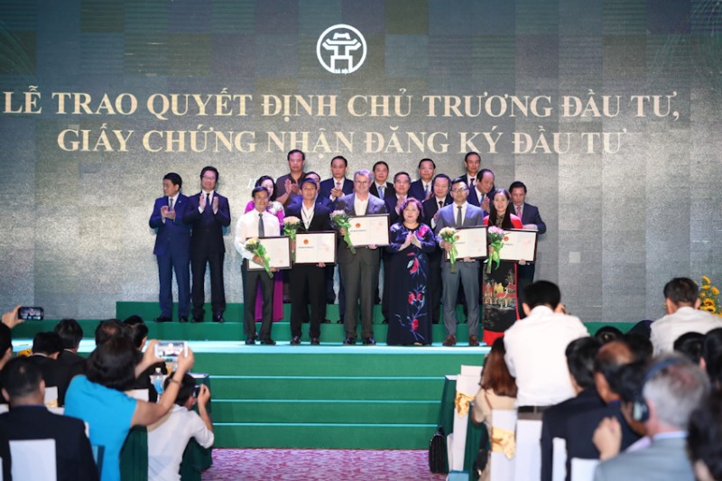 Chủ tịch HĐND TP Hà Nội Nguyễn Thị Bích Ngọc trao quyết định chủ trương đầu tư tại Hội nghị