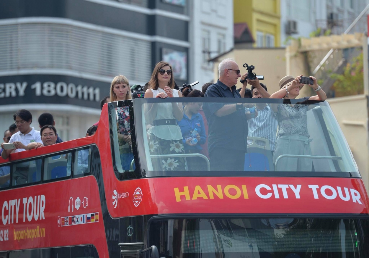 Khách du lịch đi xe buýt 2 tầng tại Hà Nội