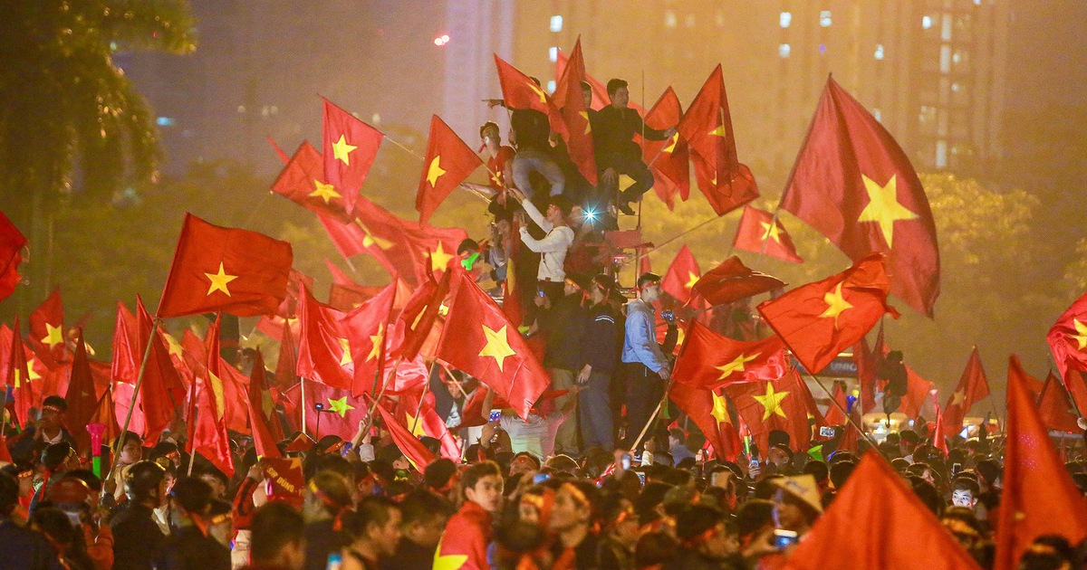 Người dân Hà Nội ăn mừng chiến thắng của đội tuyển bóng đá Việt Nam vô địch AFF Cup 2018