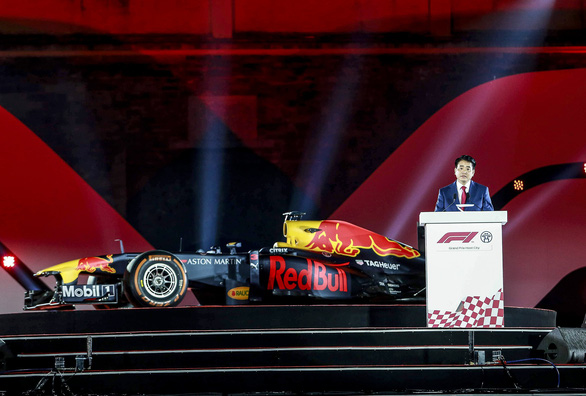 Chủ tịch UBND TP Hà Nội Nguyễn Đức Chung phát biểu tại chương trình nghệ thuật chào mừng Hà Nội - Việt Nam chính thức đăng cai chặng đua xe công thức 1 (F1)