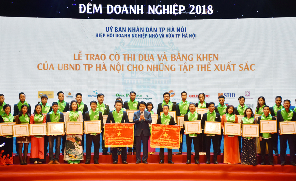 Ông Nguyễn Đức Chung, Ủy viên Trung ương Đảng, Phó Bí thư Thành ủy, Chủ tịch UBND TP Hà Nội trao Bằng khen tới các doanh nghiệp