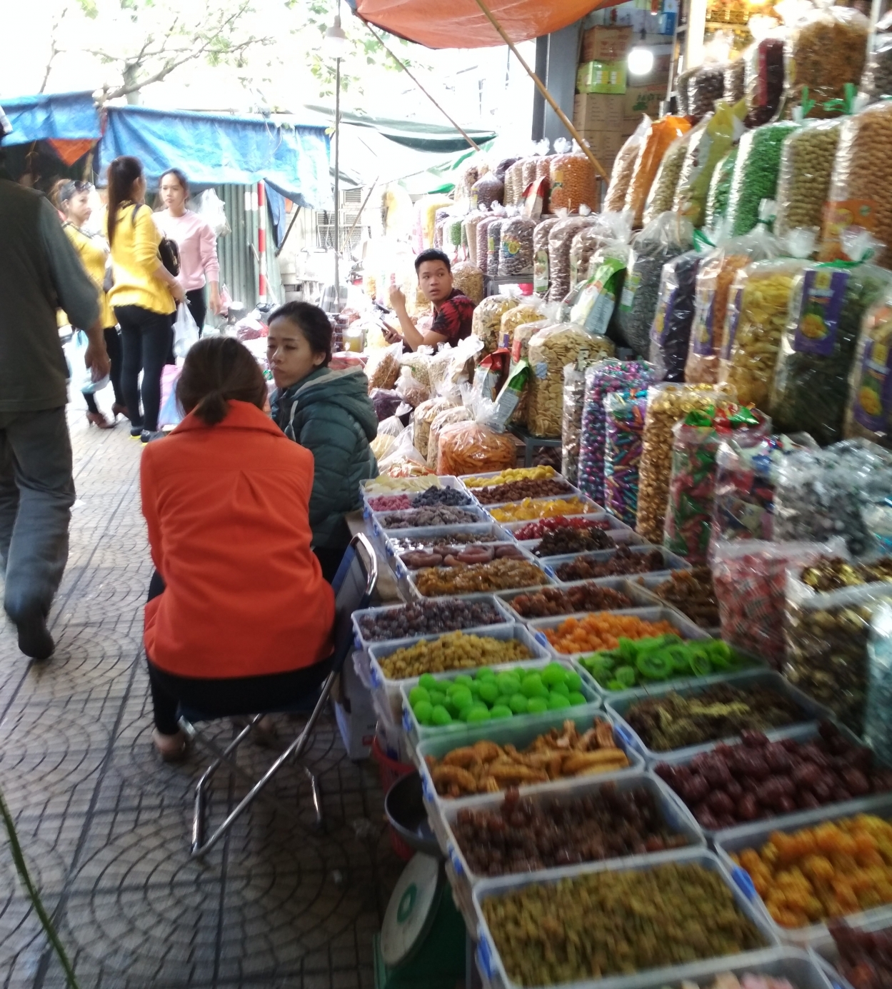 Các loại bánh, mứt kẹo được bán tại chợ Đồng Xuân không được che đậy cẩn thận tiềm ẩn nguy cơ mất an toan thực phẩm