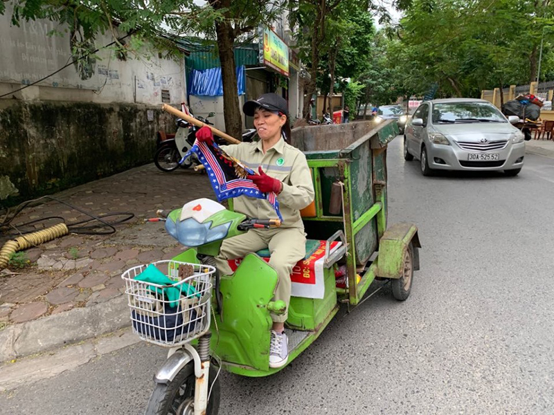 Chị Lê Thị Thảo ngồi trên xe lôi chuẩn bị cho ca làm việc mới tại tổ 13 phường Phúc Lợi, quận Long Biên