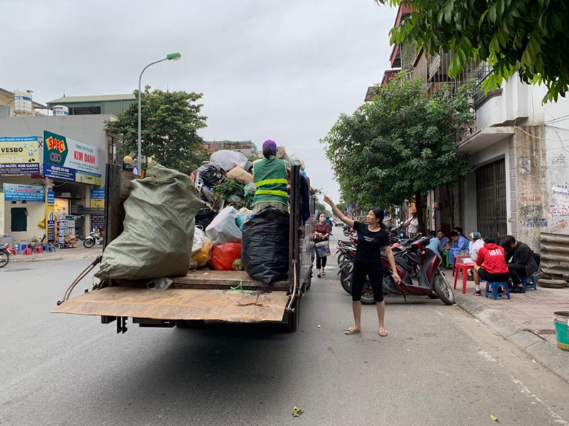 Ngoài tuyến đường lớn phường Sài Đồng, người dân cũng chuyển rác ra xe ô tô thu gom đúng giờ quy định