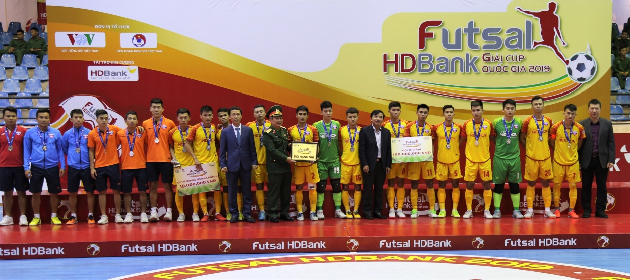 Đội tuyển futsal Đà Nẵng về Nhì khi để thua Sanvinest Sanatech Khánh Hòa ở loạt đá luân lưu 6 mét trong trận chung kết