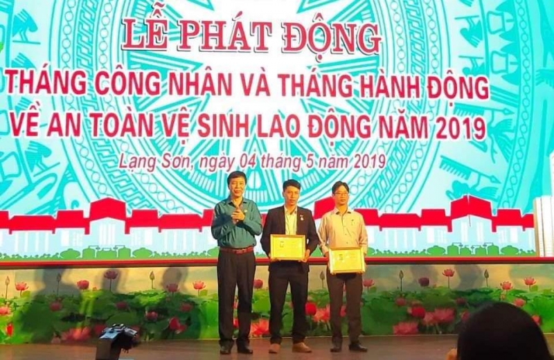 Anh Nguyễn Minh Tú (đứng đầu tiên, bên phải) được trao tặng danh hiệu Lao động sáng tạo trong phong trào thi đua yêu nước của Tổng Liên đoàn Lao động Việt Nam