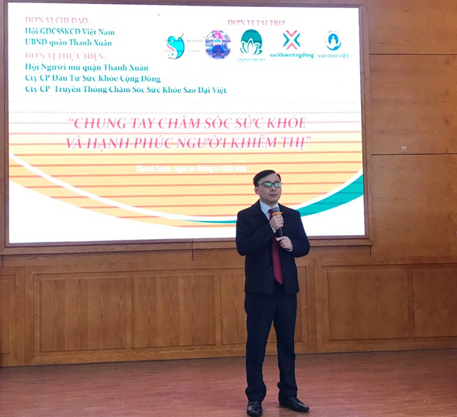 Anh Nguyễn Tiến Thành, Chủ tịch Hội Người mù quận Thanh Xuân, Hà Nội phát biểu tại chương trình “Chung tay chăm sóc sức khỏe và hạnh phúc người khiếm thị”