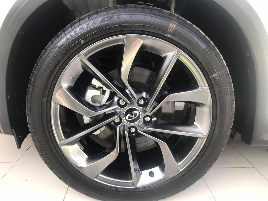 Infiniti QX50 đi kèm với trang bị mâm 5 chấu kép kích cỡ 20 inch cùng lốp Bridgestone