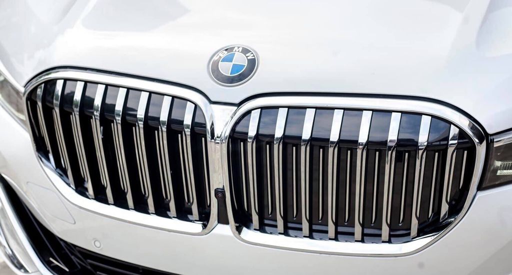 Cận cảnh lưới tản nhiệt ‘’Active Kidney Grille’ to bản với camera phía trước của BMW 740Li 2020