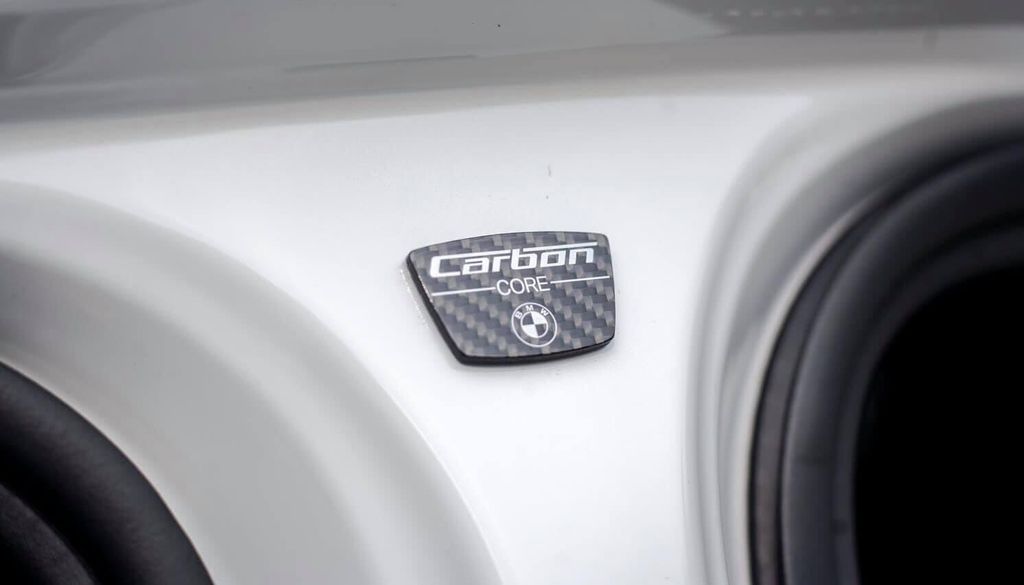 Logo Carbon Core trên thân xe