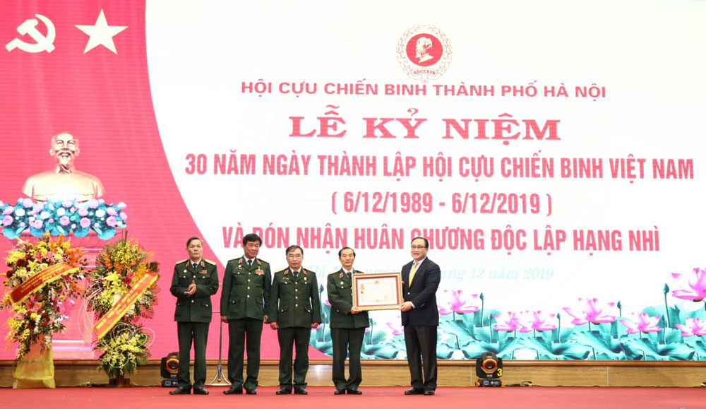 Bí thư Thành ủy Hoàng Trung Hải trao Huân chương Độc lập Hạng nhì cho Hội Cựu chiến binh thành phố Hà Nội.