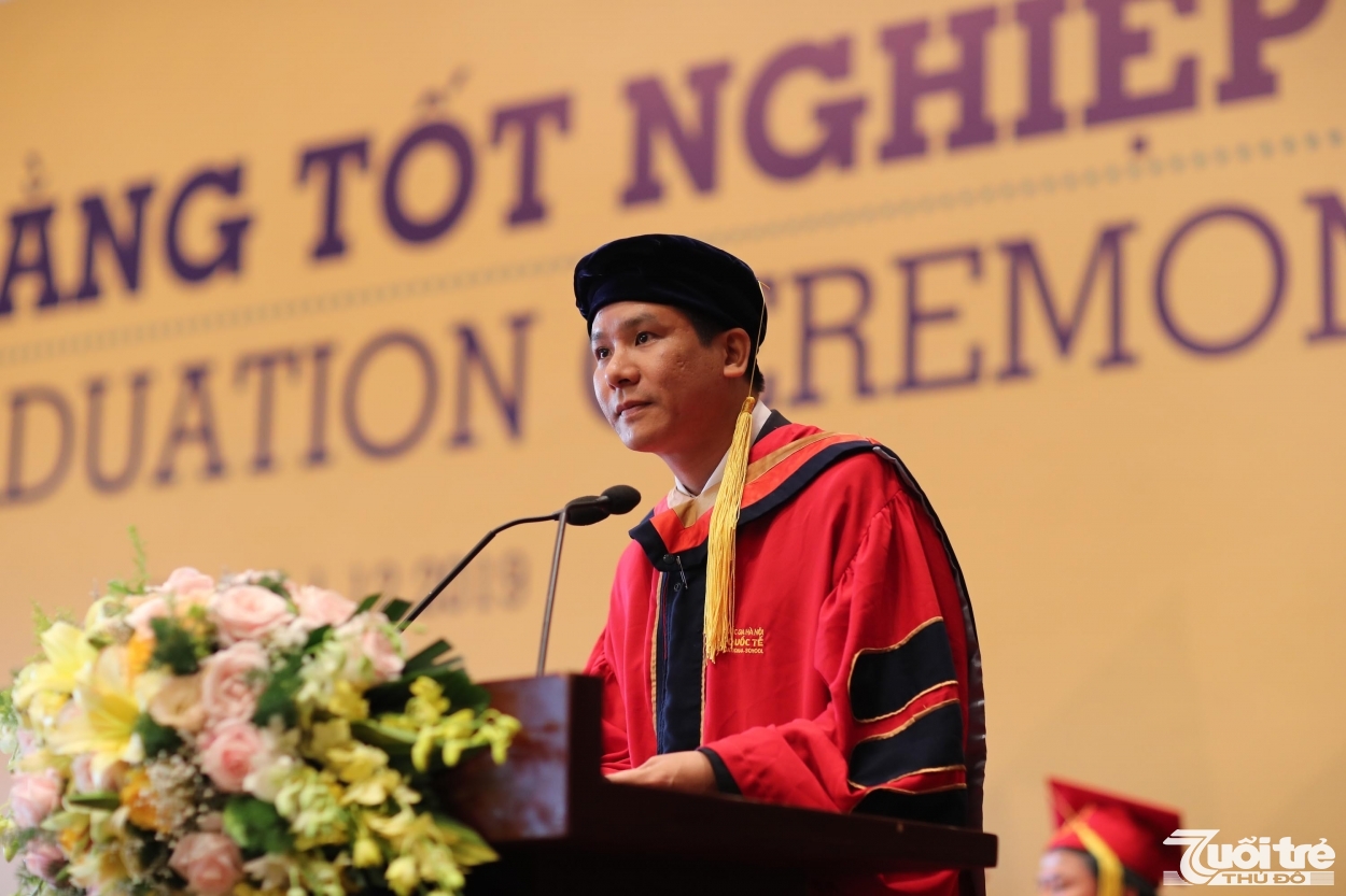 PGS. TS. Lê Trung Thành, Chủ nhiệm Khoa Quốc tế - ĐHQGHN phát biểu khai mạc Lễ trao bằng tốt nghiệp