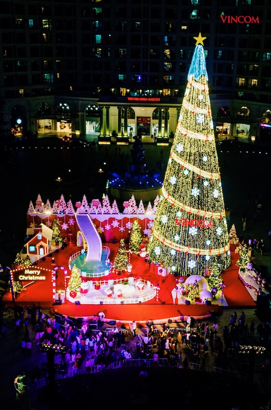 Lễ thắp đèn cây thông khổng lồ tại Vincom Mega Mall Royal City diễn ra trong niềm háo hức của hàng nghìn người dân Thủ đô