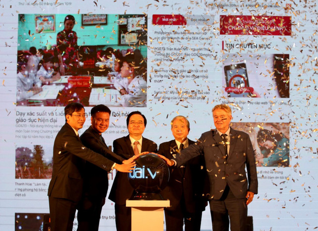 Bộ trưởng Phùng Xuân Nhạ và các đại biểu bấm nút khai trương giao diện mới của Báo Giáo dục và Thời đại điện tử.