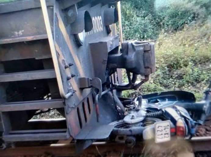 Lãng tai khi băng qua đường sắt, người đàn ông bị tàu đâm tử vong