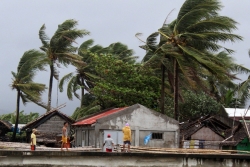 Bão Kammuri tấn công Philippines, hàng chục ngàn người phải sơ tán