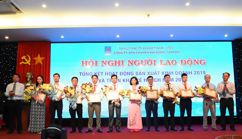 Khen thưởng người lao động xuất sắc hoàn thành kế hoạch năm 2019