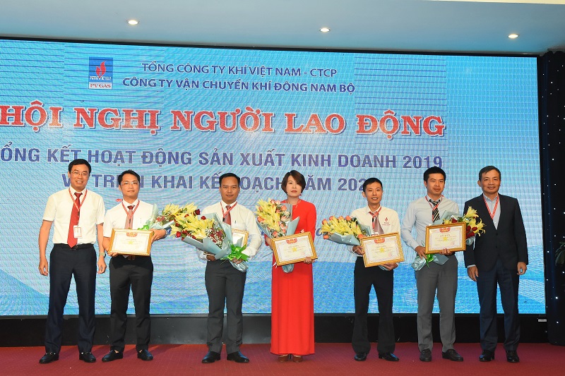 Khen thưởng các tập thể xuất sắc hoàn thành kế hoạch năm 2019