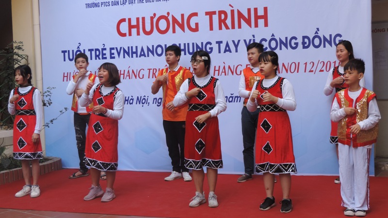 Tiết mục văn nghệ của các em học sinh trường trường PTCS Dân lập dạy trẻ câm điếc Hà Nội