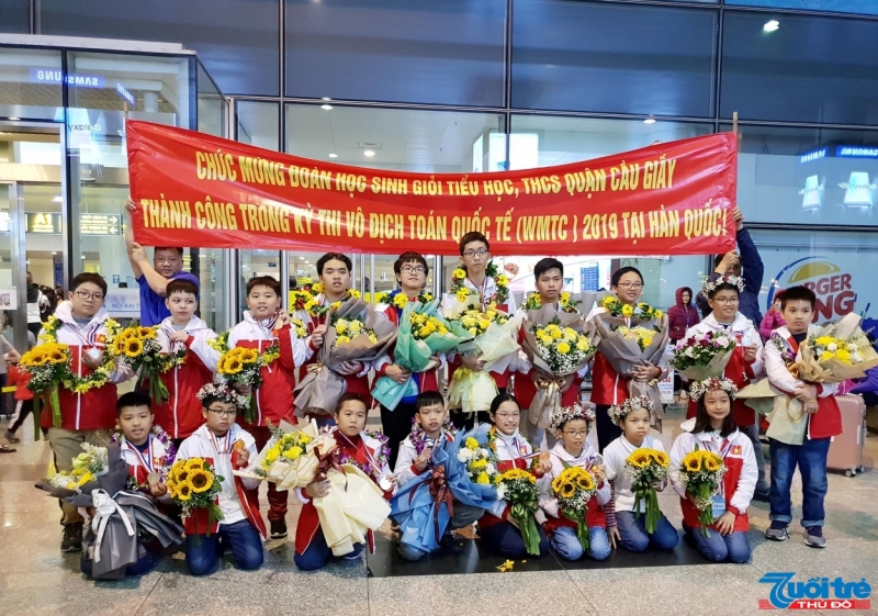Đoàn học sinh của quận Cầu Giấy đoạt giải cao tại kỳ thi WMTC ở Hàn Quốc được chào đón tại sân bay Nội Bài