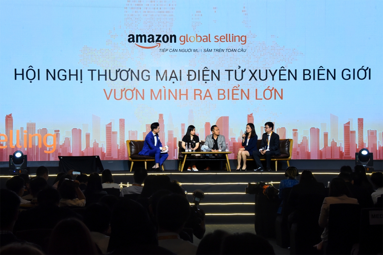 Tham dự buổi tọa đàm “Vươn mình ra biển lớn”, bà Đỗ Thị Hoa – Phó Giám đốc phụ trách Trung tâm Nghiên cứu thị trường và phát triển đối tác KHDN SHB cho biết: “SHB sẽ hỗ trợ doanh nghiệp, người bán hàng tại Việt Nam tiếp nhận các chương trình đào tạo từ Amazon, quảng bá sản phẩm, phát triển thương hiệu và đặc biệt là khâu thanh toán và tài chính”