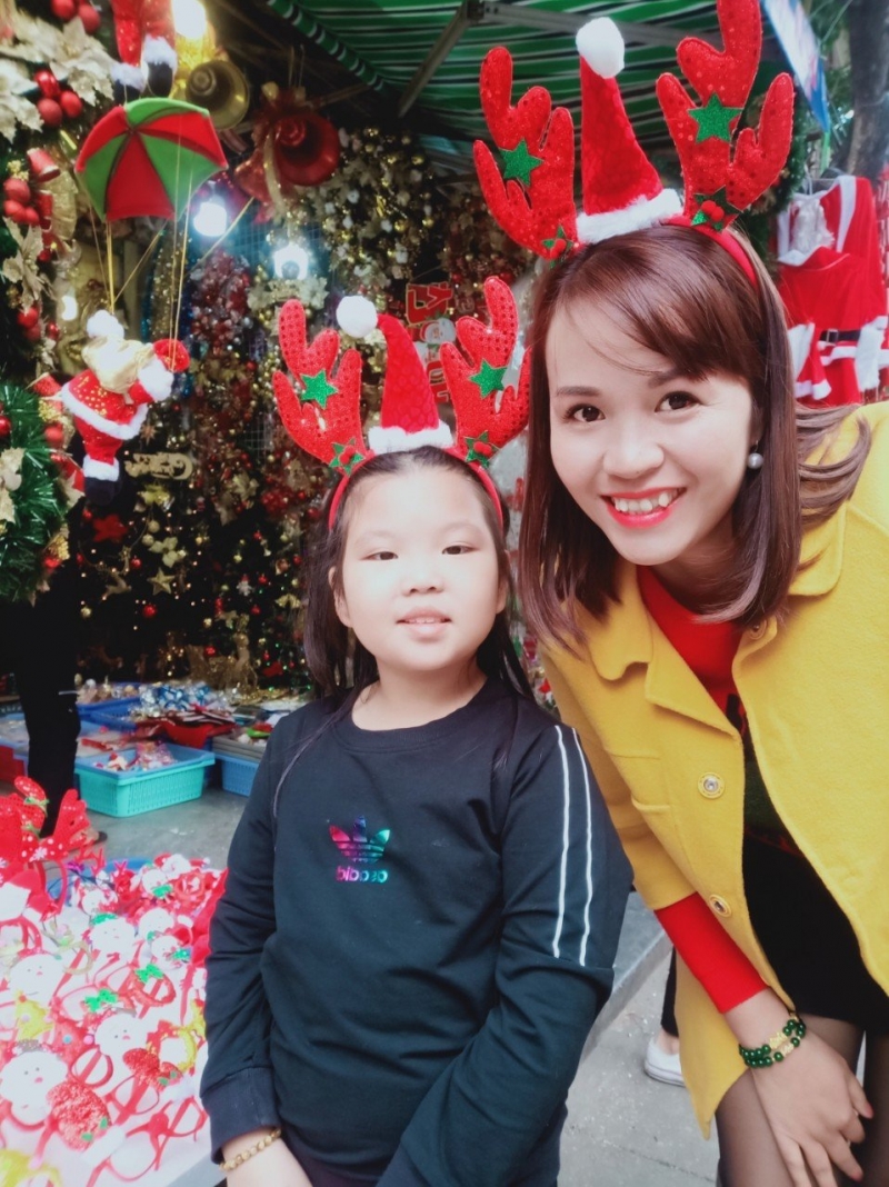 Giới trẻ nô nức kéo nhau lên khu phố Hàng Mã để lựa chọn quà tặng dịp Giáng sinh