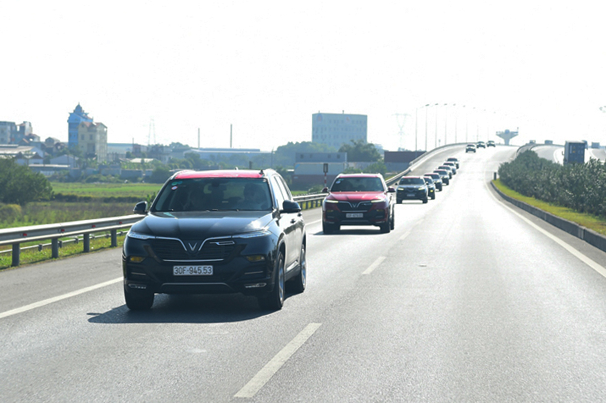 Gần 100 xe VinFast khởi động hành trình 1.000km chinh phục địa đầu Tổ quốc