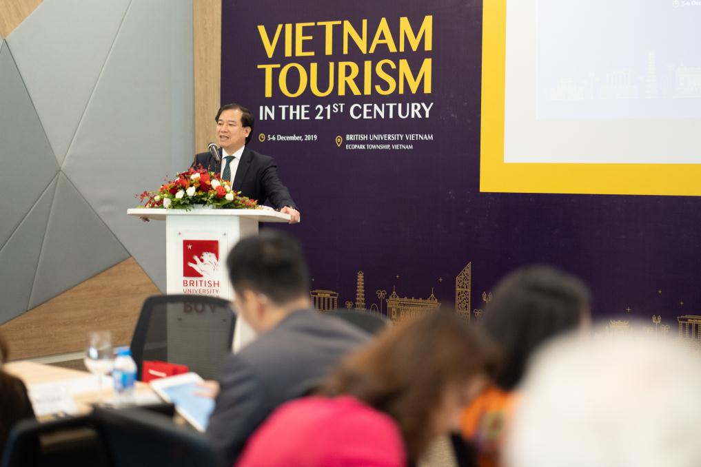 TS.Hà Văn Siêu, Phó Tổng cục trưởng Tổng cục Du lịch Việt Nam phát biểu chào mừng tại tọa đàm quốc tế về du lịch VIệt Nam trong thế kỷ 21, tổ chức tại BUV