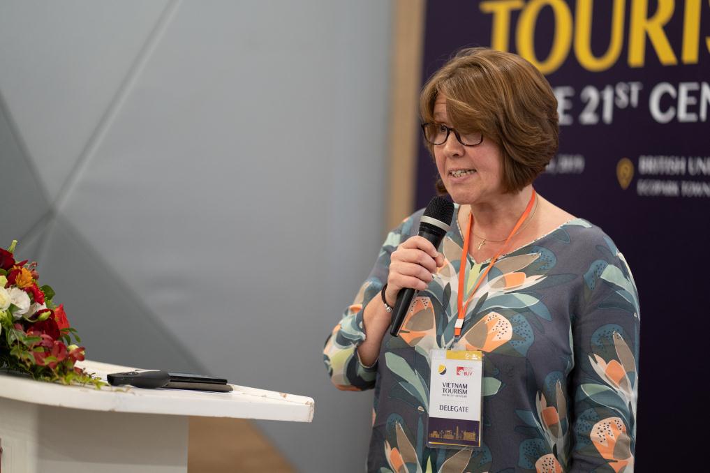 Bà Carol Southall, Trưởng khoa Du lịch Đại học Staffordshire - Anh quốc mang đến bài tham luận Hành trình hướng đến sức mạnh văn hóa