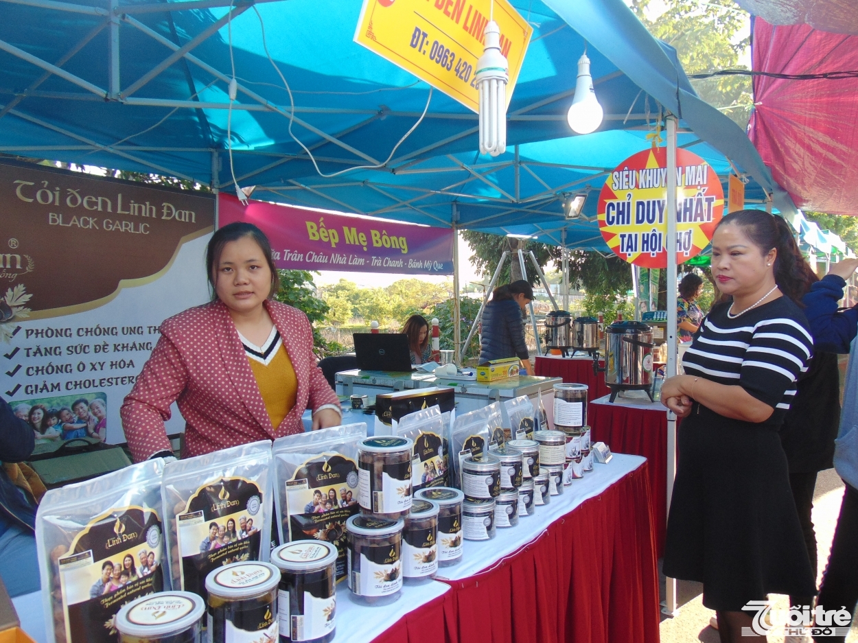 Khách hàng tham quan mua sắm tại Chương trình quảng bá giới thiệu, kết nối giao thương sản phẩm OCOP và đặc sản các vùng miền tại phố đi bộ Trịnh Công Sơn