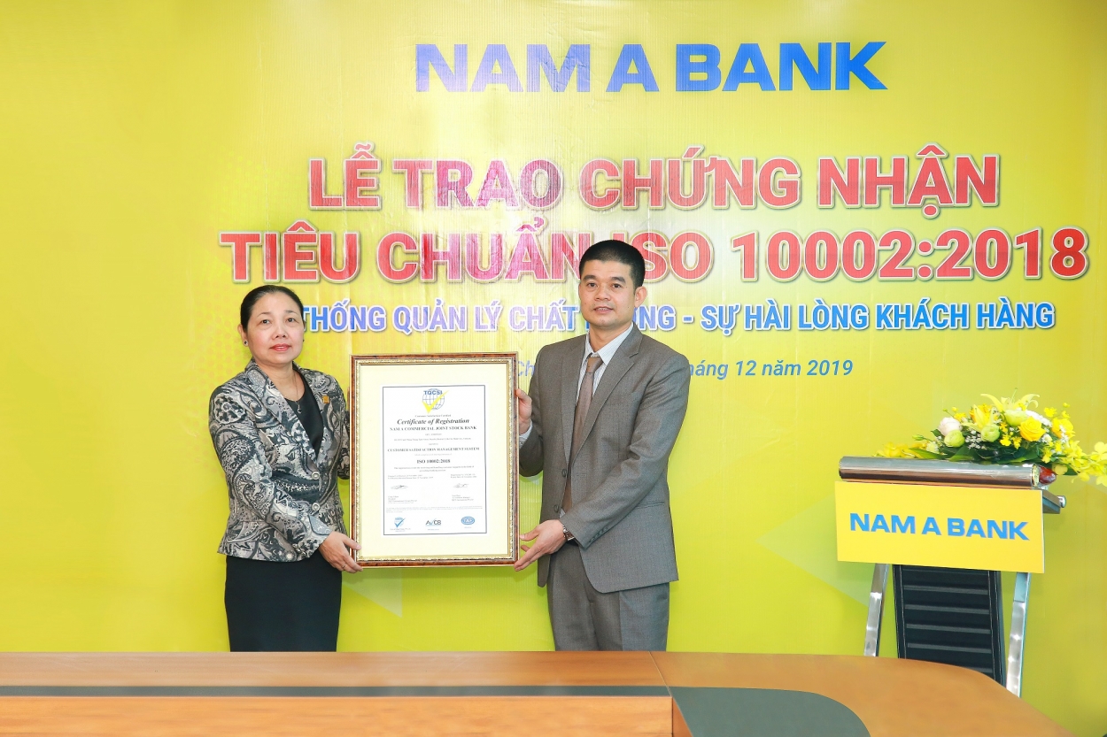 Đại diện Nam A Bank, bà Võ Thị Tuyết Nga – Thành viên Hội đồng Quản trị kiêm Phó Tổng Giám đốc nhận giấy chứng nhận Tiêu chuẩn ISO 10002:2018 về hệ thống quản lý chất lượng – sự hài lòng của khách hàng