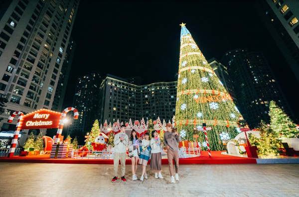 Vincom Mega Mall Royal City tái hiện hoạt cảnh Giáng sinh tại thị trấn Tuyết với điểm nhấn cây thông cao 30m nhanh chóng trở thành điểm check- in của giới trẻ