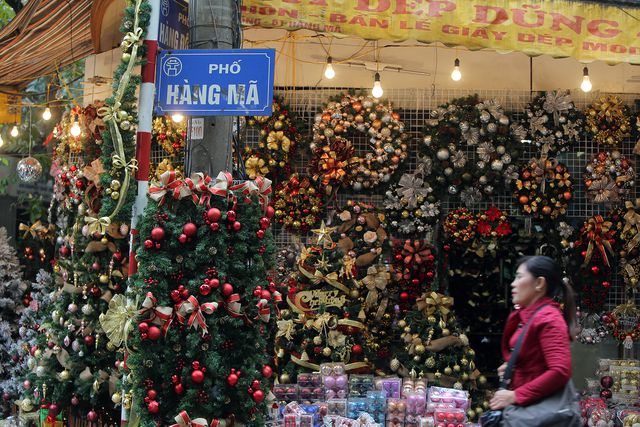 Màu sắc Giáng sinh tràn ngập phố Hàng Mã.