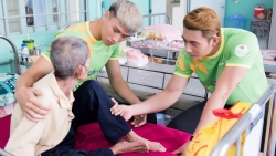 Các "Mister Việt Nam" cùng dàn nghệ sĩ ân cần chăm sóc người bại liệt