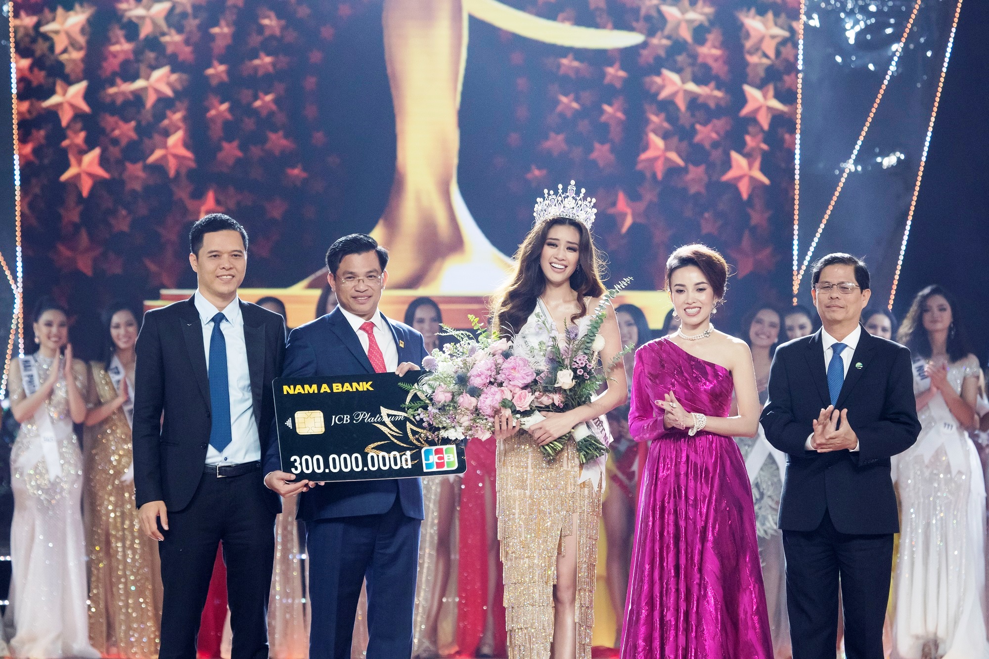 Nam A Bank trao thẻ JCB cho tân Hoa hậu Hoàn vũ Việt Nam