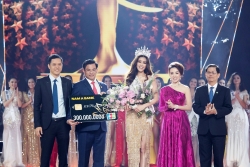 Nam A Bank trao thẻ JCB cho tân Hoa hậu Hoàn vũ Việt Nam