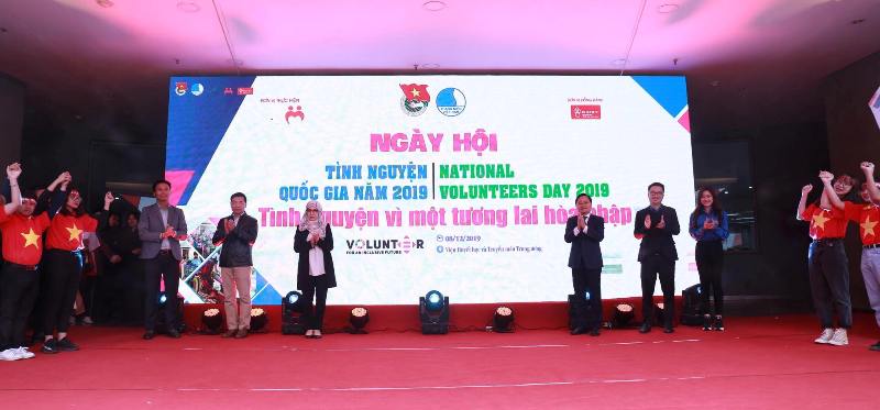 Các đồng chí đại diện lãnh đạo Trung ương Đoàn, Hội Liên hiệp Thanh niên Việt Nam thực hiện nghi lễ khai mạc Ngày hội Tình nguyện Quốc gia 2019