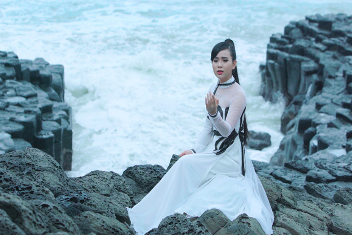 “Thiên thần Bolero” Quỳnh Trang ra mắt MV Đường về miền Trung