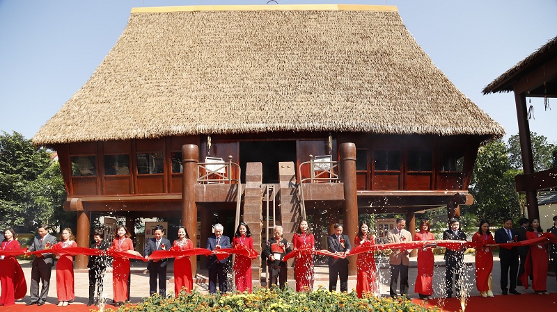 Cắt băng khánh thành Khu di tích lịch sử Trường Cán bộ dân tộc miền Nam tại huyện Lạc Thủy, tỉnh Hòa Bình; Ảnh: Mạnh Sỹ