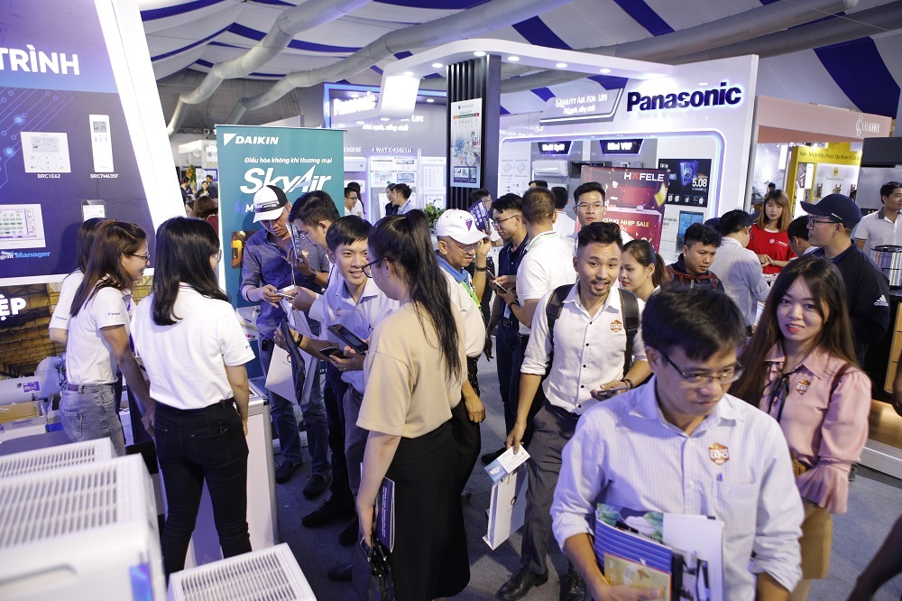 Đông đảo khách hàng tham quan các khu vực trưng bày khác nhau tại Novaland Expo