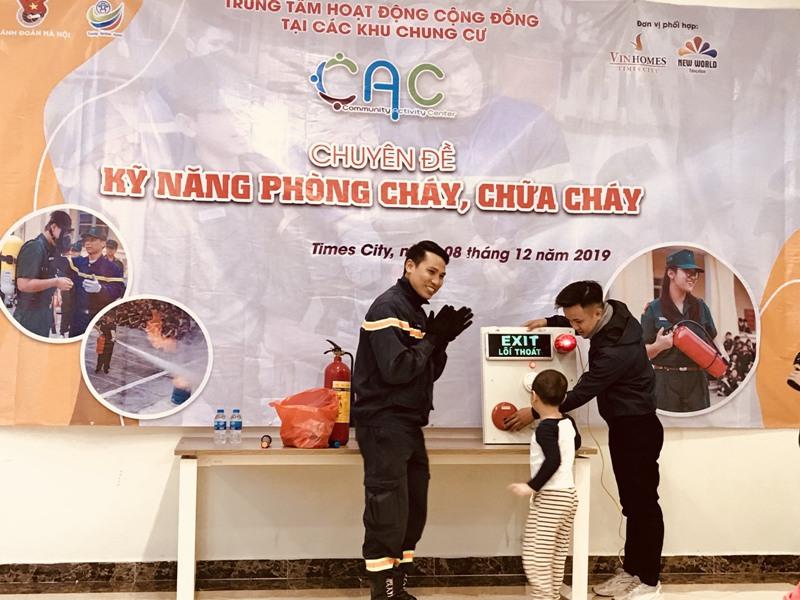 Người dân và các em nhỏ tại chung cư được trang bị kiến thức phòng cháy, chữa cháy