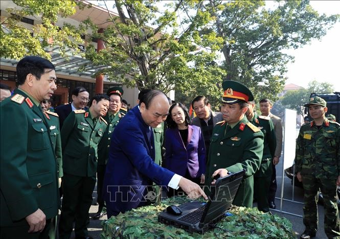 Thủ tướng Nguyễn Xuân Phúc gặp gỡ các đại biểu dự hội nghị. Ảnh: TTXVN