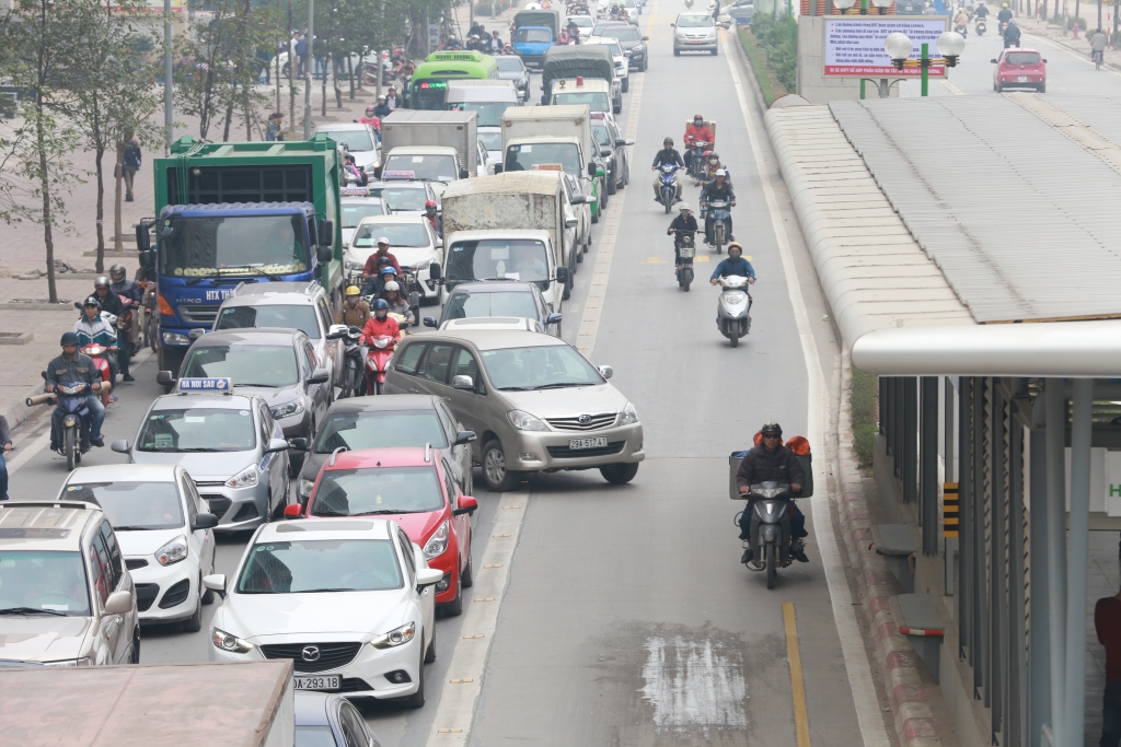 Tình trạng xe vô tư đi lấn làn khiến ùn tắc giao thông ngày một trầm trọng