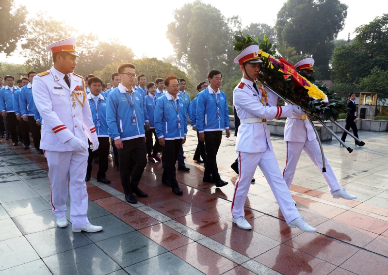 Đại biểu cán bộ Hội, hội viên, thanh niên ưu tú tham dự dâng hương tại Đài tưởng niệm các anh hùng liệt sĩ Bắc Sơn