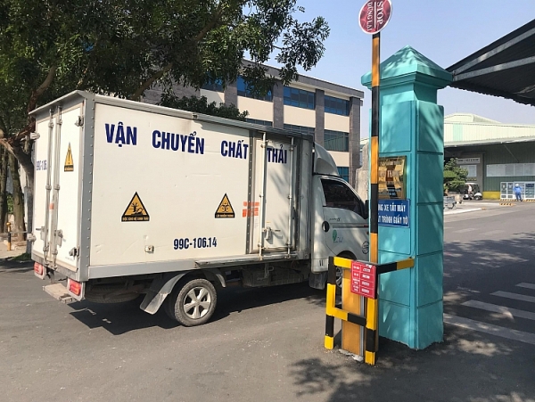 Xe chở chất thải nguy hại đi vào cổng nhà máy của Công ty CP Môi trường Thuận Thành