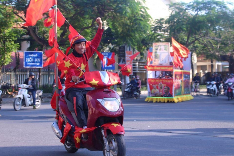 Hội An nhuộm sắc đỏ trong không khí cực nóng trước giờ Việt Nam đấu Indonesia