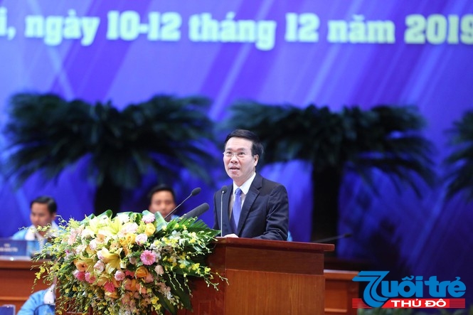Ủy viên Bộ Chính trị, Bí thư Trung ương Đảng, Trưởng ban Tuyên giáo Trung ương Võ Văn Thưởng trao đổi tại phiên thứ nhất Đại hội đại biểu toàn quốc Hội Liên hiệp Thanh niên Việt Nam lần thứ VIII